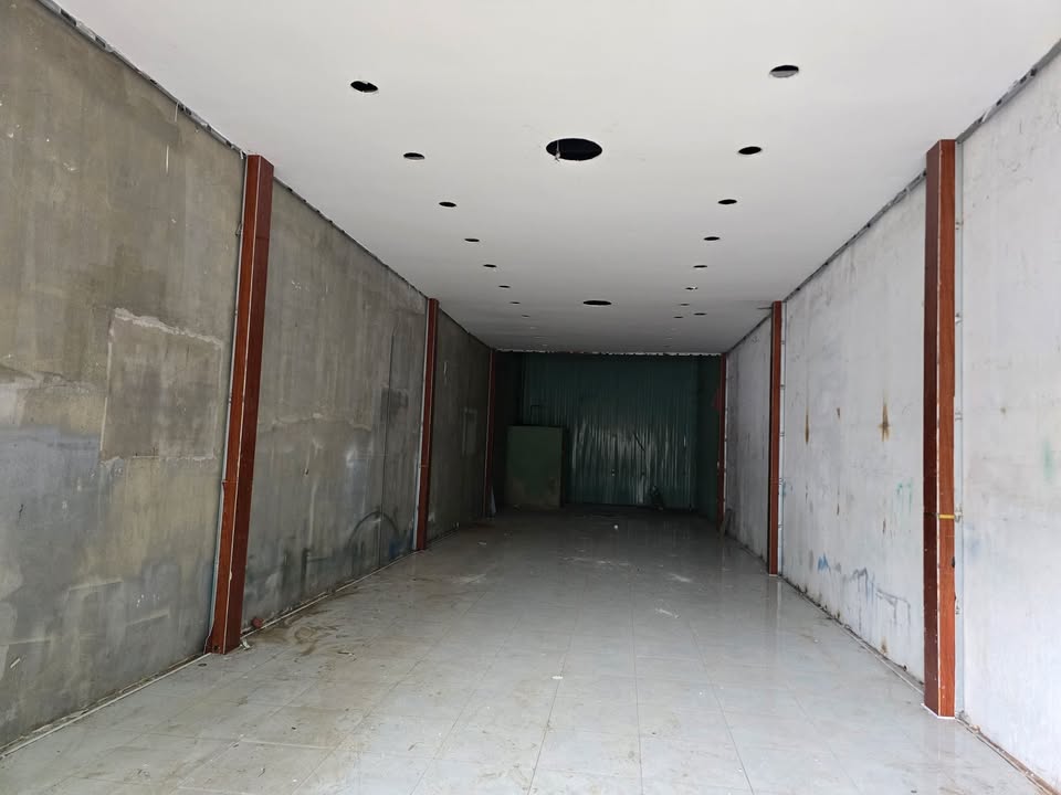 Cho thuê nhà kho Tân Phú 100m² giá 11 triệu - Mặt tiền đường lớn, xe công ra vào thoải mái!