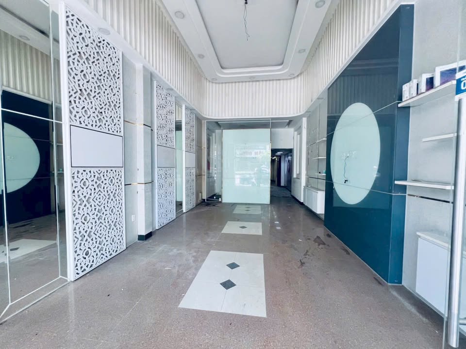 Cho thuê nhà mặt tiền Nguyễn Văn Linh, Hải Châu 100m² - Giá thuê chỉ 50 triệu/tháng!