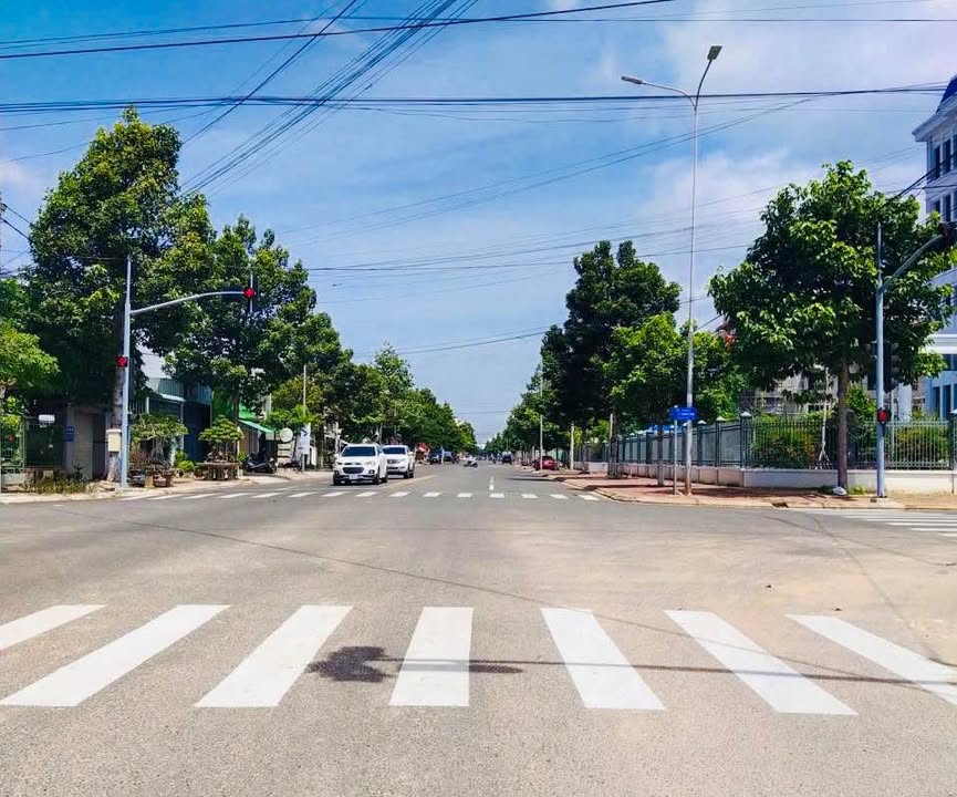 Nhà 1 trệt 2 lầu mặt tiền đường Võ Văn Kiệt, Phan Thiết, 240m² giá 18 triệu - Thiết kế hiện đại, sẵn sàng cho thuê!