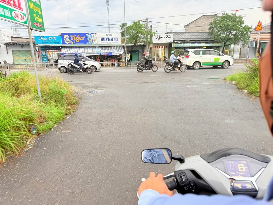 Đất nền 100m² tại KDC Hoàng Long, Bến Lức, Long An - Sổ đỏ chính chủ, giá 2.2 tỷ!