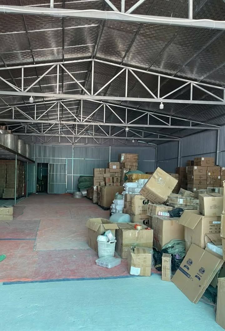 Cho thuê kho xưởng mặt bằng thông sàn tại Hồng Tiến 220m² - Giá 20 triệu/tháng, tiện lợi cho mọi hoạt động!