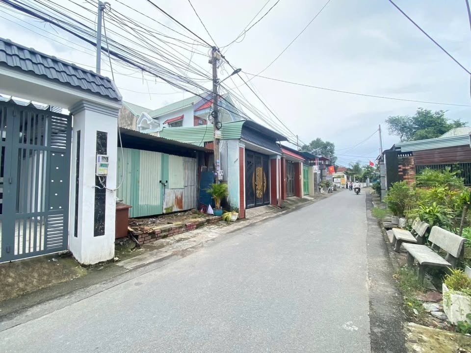 Nhà cho thuê KP2 Trảng Dài, Biên Hòa 150m² giá 5.5 triệu - Thiết kế hiện đại, sân rộng!