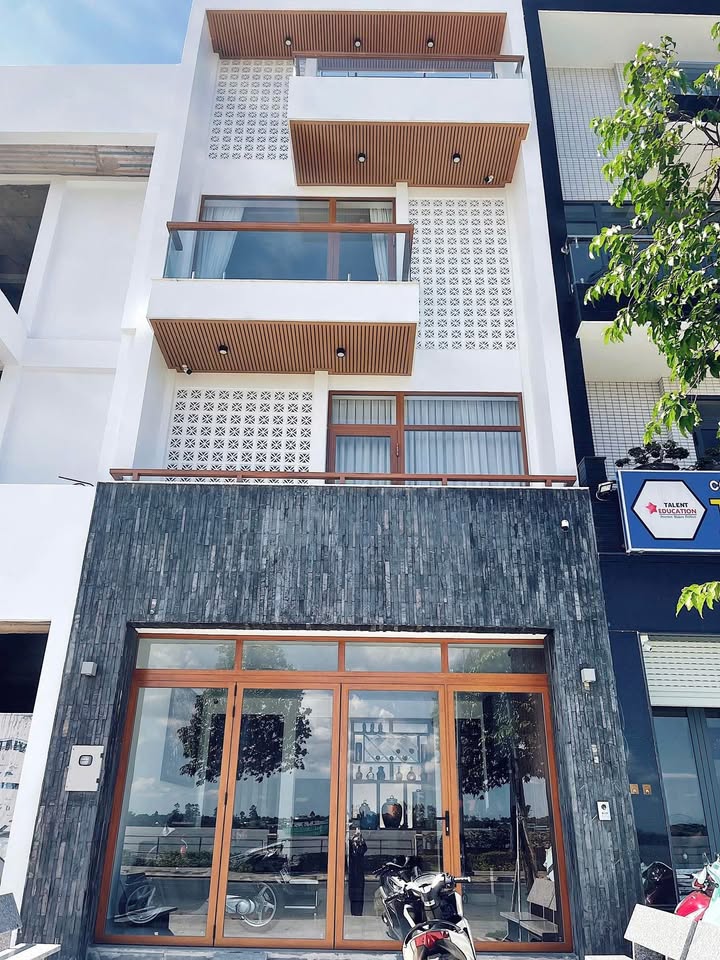 Nhà phố 4 tầng đường Hoàng Sa, phường 6, TP Mỹ Tho, giá 11 tỷ - Sổ hồng chính chủ!