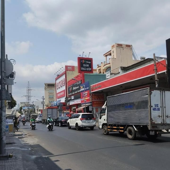 Mặt tiền Lạc Long Quân, Tân Bình - 131m² giá 13 tỷ - Nhà mới xây, tiện ích đầy đủ!