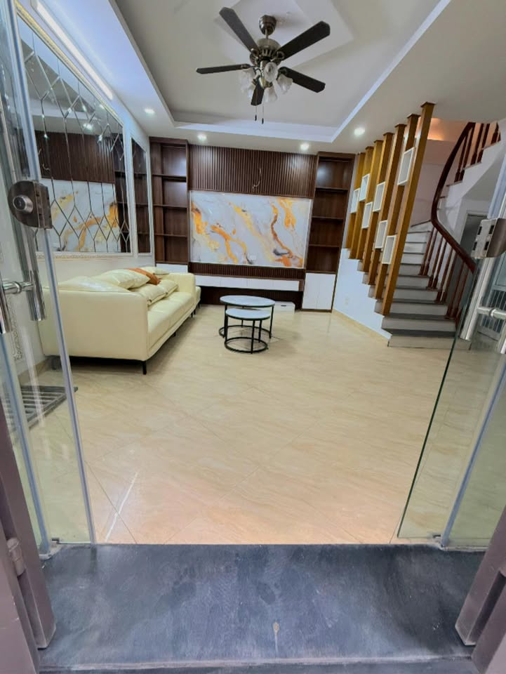 Nhà phố Vĩnh Hưng 35m² giá 7 tỷ - Ô tô tránh dễ dàng, gần trường học!