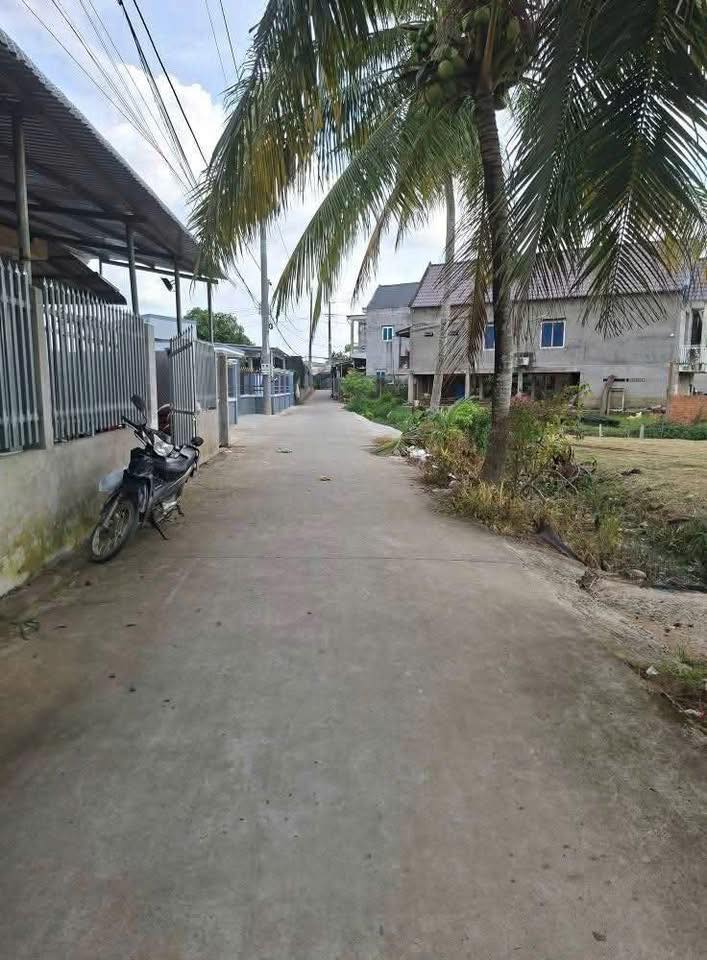 Đất thổ cư 300m² tại Long Thới, Chợ Lách - Giá chỉ 1.5 tỷ, thương lượng ngay!