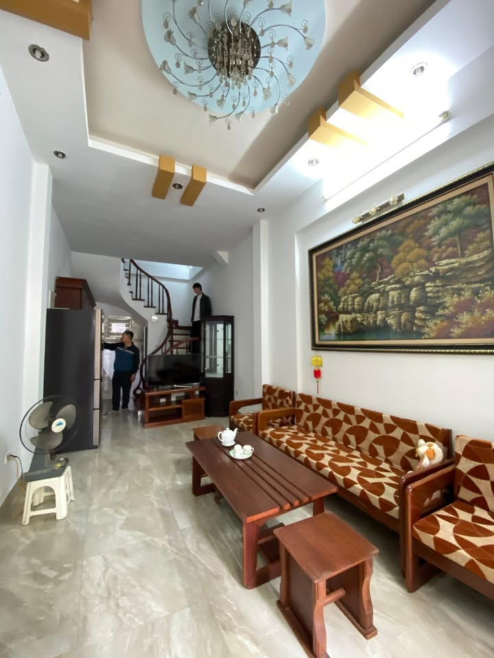 Nhà 5 tầng cho thuê tại 100 Đông Thiên, Vĩnh Hưng, 34m² - Ô tô đỗ cửa, giá 9 triệu/tháng!