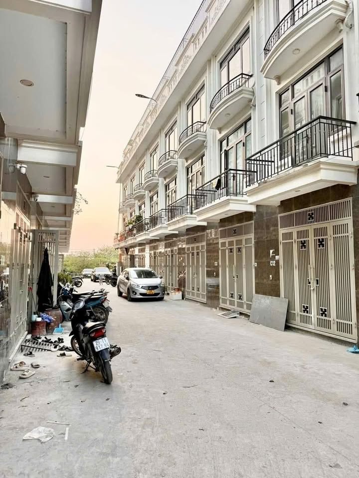 Shophouse Phụng Châu 45m² giá 4.7 tỷ - Ô tô đỗ cửa, Sổ đỏ chính chủ!