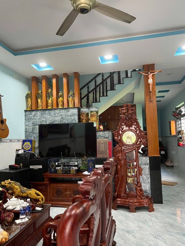 Bán nhà mặt tiền Hóc Môn 110m² giá 5.5 tỷ - Kinh doanh thuận lợi!