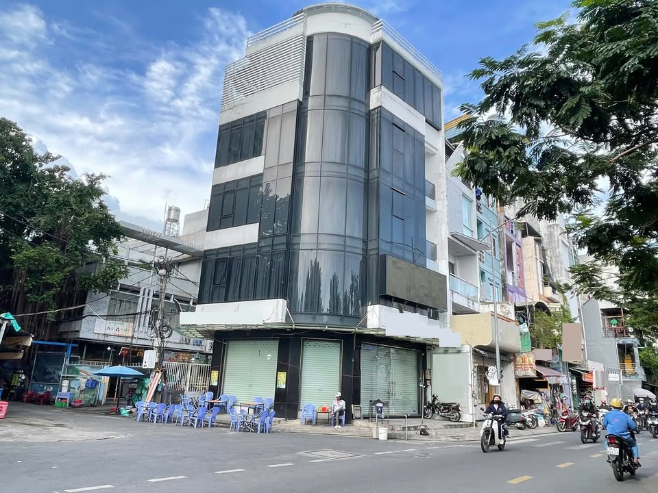 Nhà Mới 2 Mặt Tiền Đường Thành Thái 92m² giá 85 triệu - Thang máy tiện lợi!