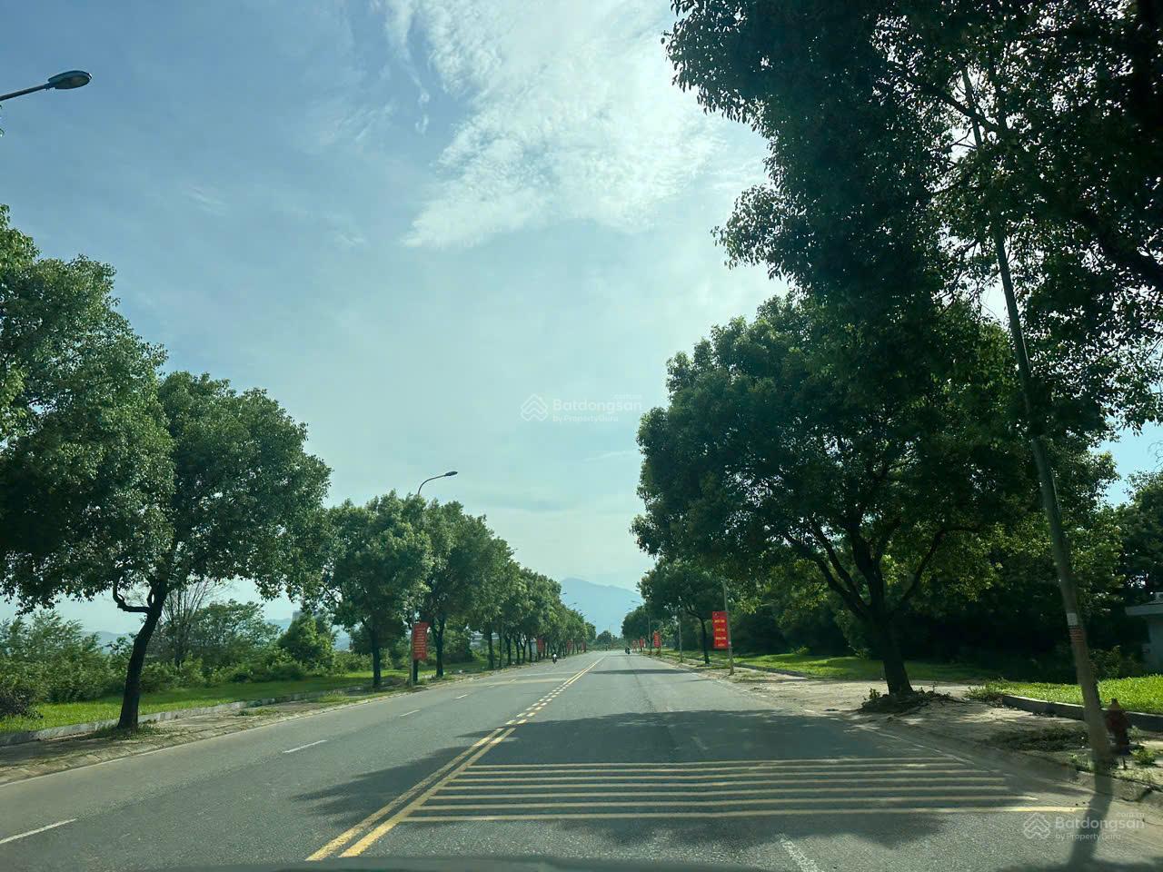 Đất kinh doanh tại Hòa Lạc 300m² - Phù hợp siêu thị, quán cafe, quán bia