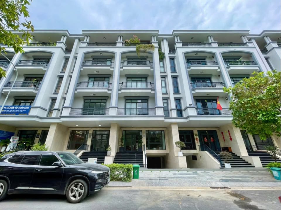 Văn phòng cho thuê 140m² tại Vạn Phúc City - Full nội thất, sẵn sàng làm việc!