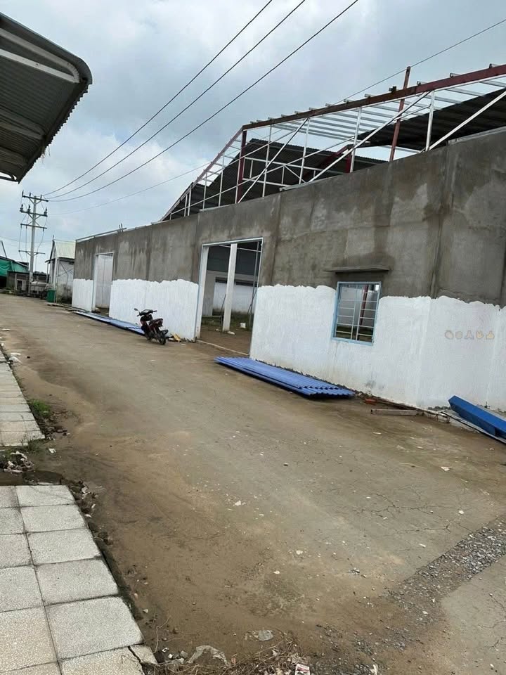 Nhà xưởng cho thuê 2000m² mặt tiền Quốc lộ 1A - Vĩnh Long giá chỉ 100 triệu/tháng!