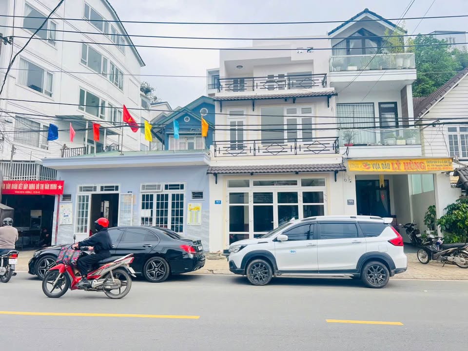 Nhà phố Đà Lạt 105m² giá 10 tỷ - View thành phố cực đẹp, tiện nghi đầy đủ!