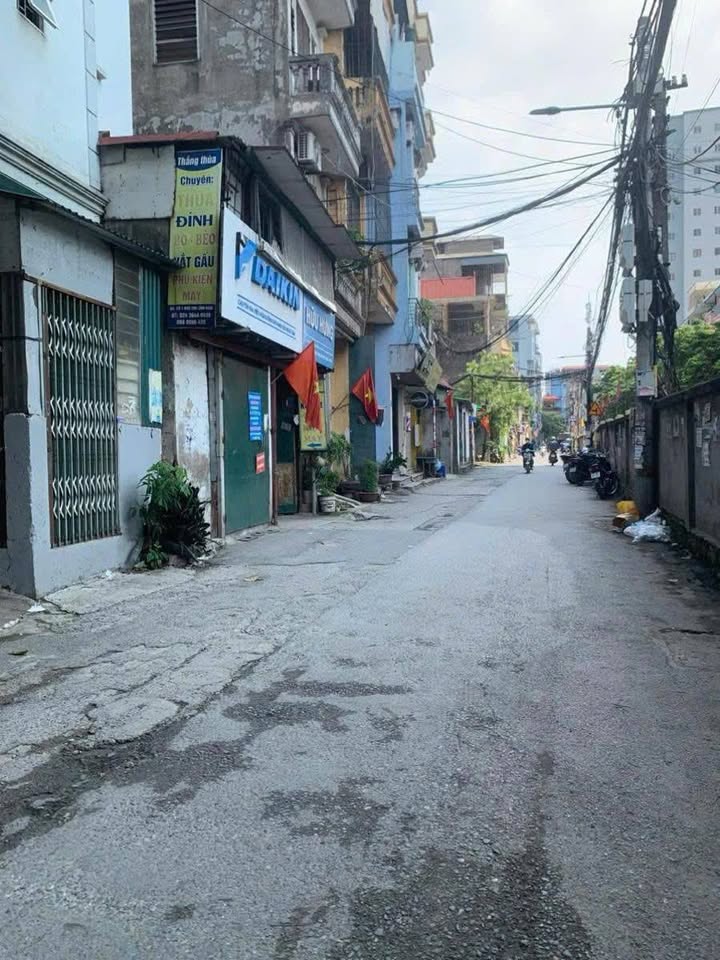 Đất nền chính chủ tại Lĩnh Nam, Hoàng Mai 200m² giá 43 tỷ - Sổ đỏ ngay!