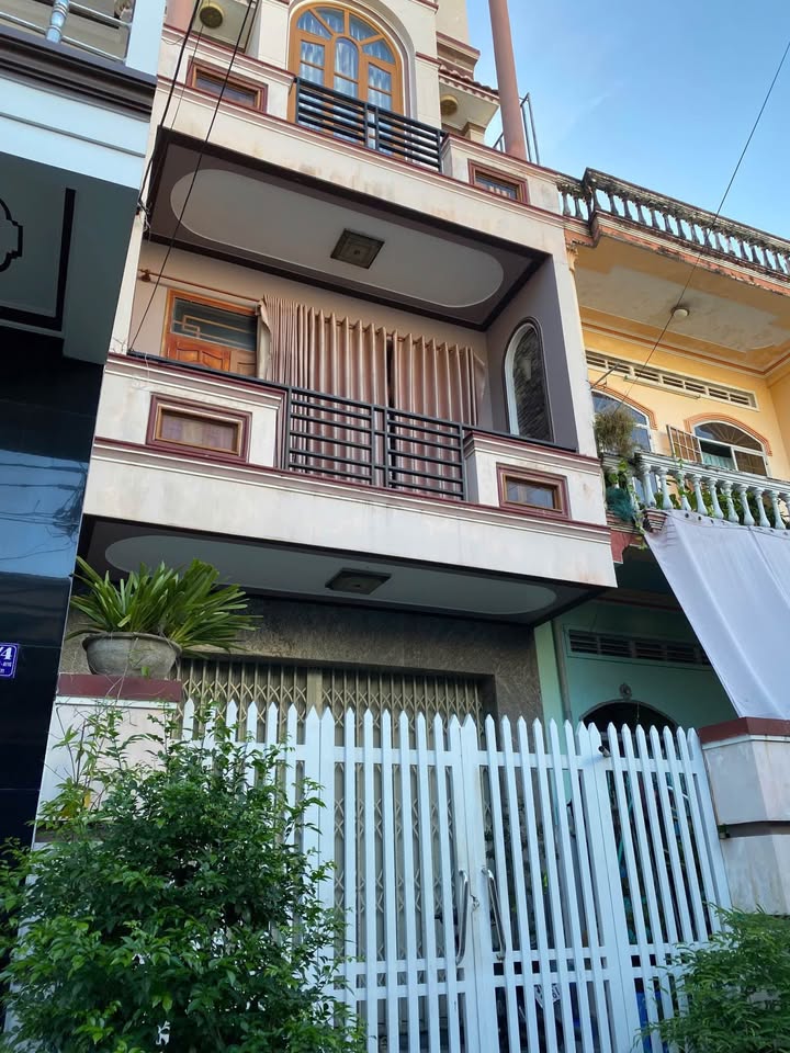 Nhà 4 tầng Phường 1, Tuy Hòa 90m² giá 3.7 tỷ - Sẵn sàng vào ở!