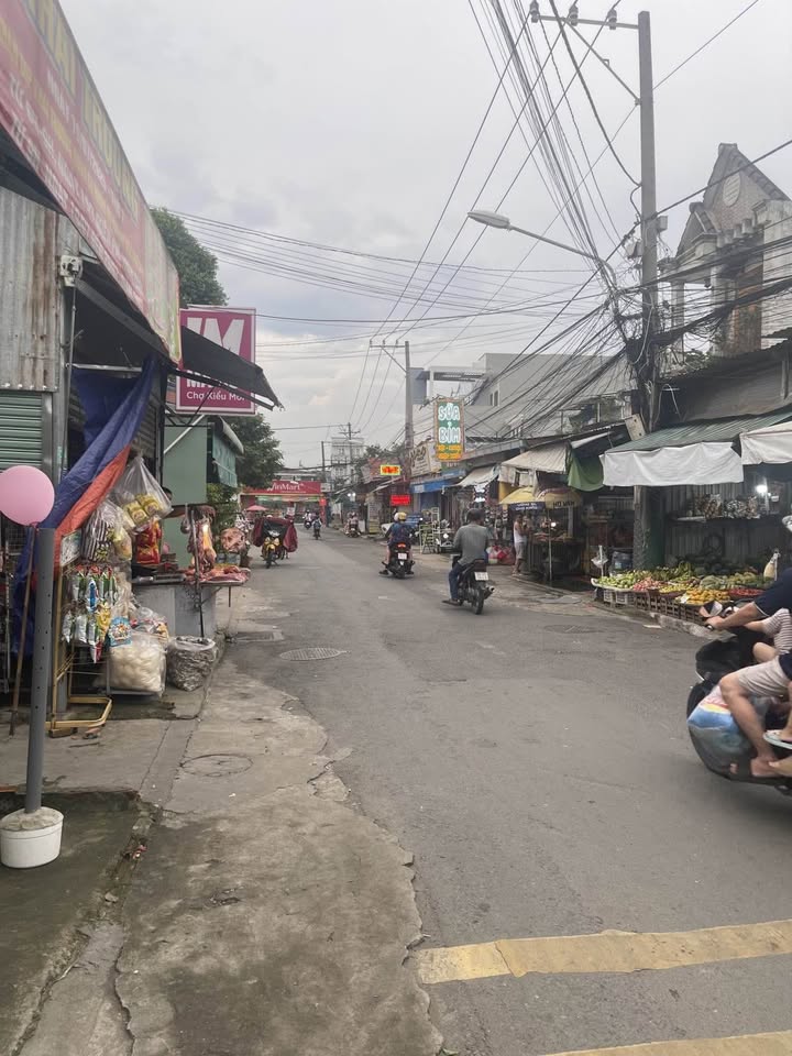 Nhà mặt tiền chợ Xóm Nghèo Dĩ An 283m² giá 11 tỷ - Đầu tư sinh lời ngay!