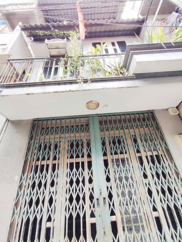 Nhà 3 tầng 2PN tại ngã tư Hàng Xanh, 25m² giá 4.2 tỷ - Sổ hồng riêng, chính chủ!