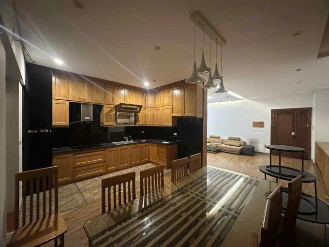 Căn hộ cho thuê 3 phòng ngủ Thái Hà 170m² - View hồ Hoàng Cầu đẹp tuyệt vời!