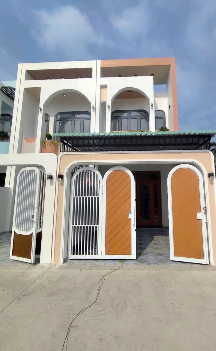 Nhà mới xây 102m² tại Tân Bửu, Bến Lức - Sổ hồng chính chủ, nội thất đầy đủ!