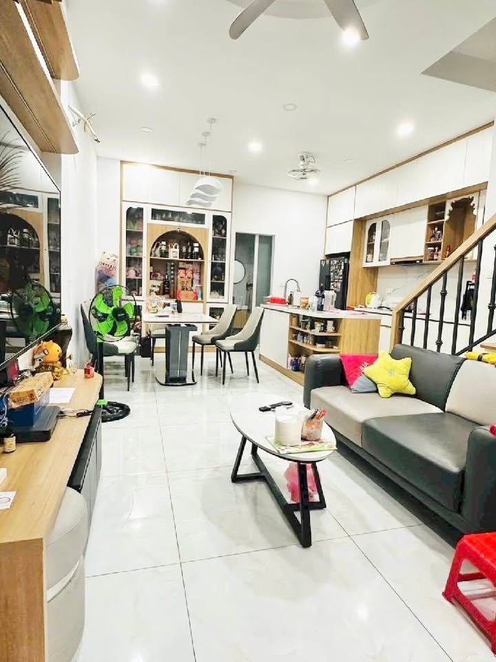 Nhà 3 tầng Lãnh Bình Thăng Q11 65m² giá 10 tỷ - Gần mặt tiền, ô tô vào nhà!