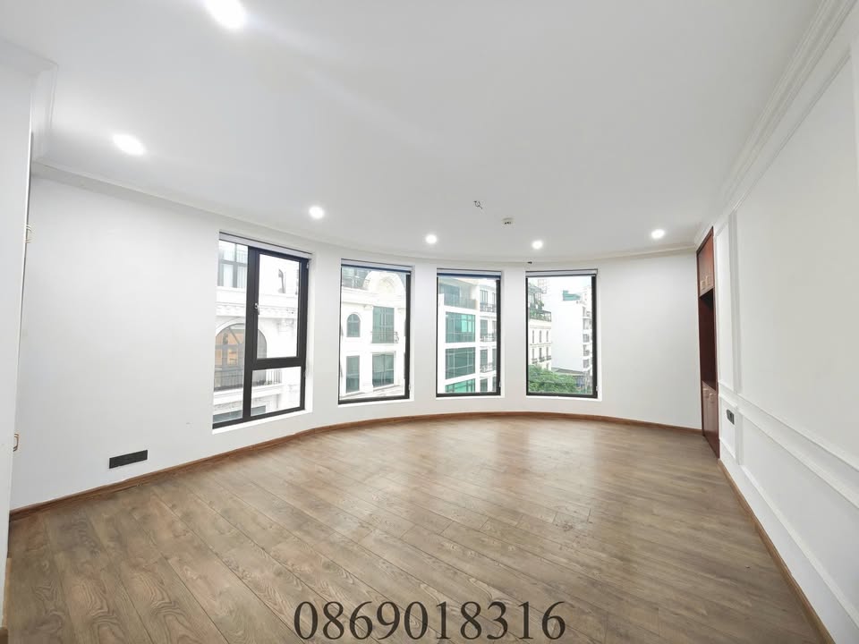 Văn phòng cho thuê Lê Văn Lương 130m² giá 25 triệu - Lô góc full kính, ô tô đỗ cửa!