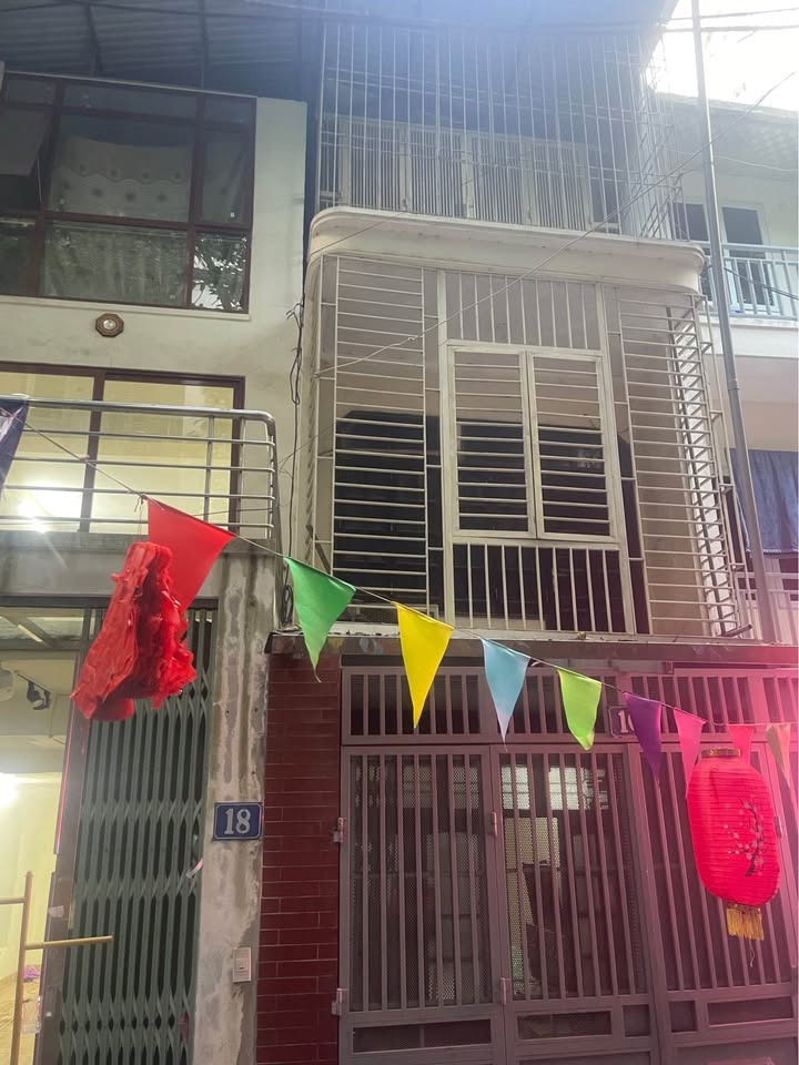 Nhà riêng cho thuê 165 Thái Hà, Đống Đa 50m² giá 10 triệu - Tiện nghi gần trung tâm!