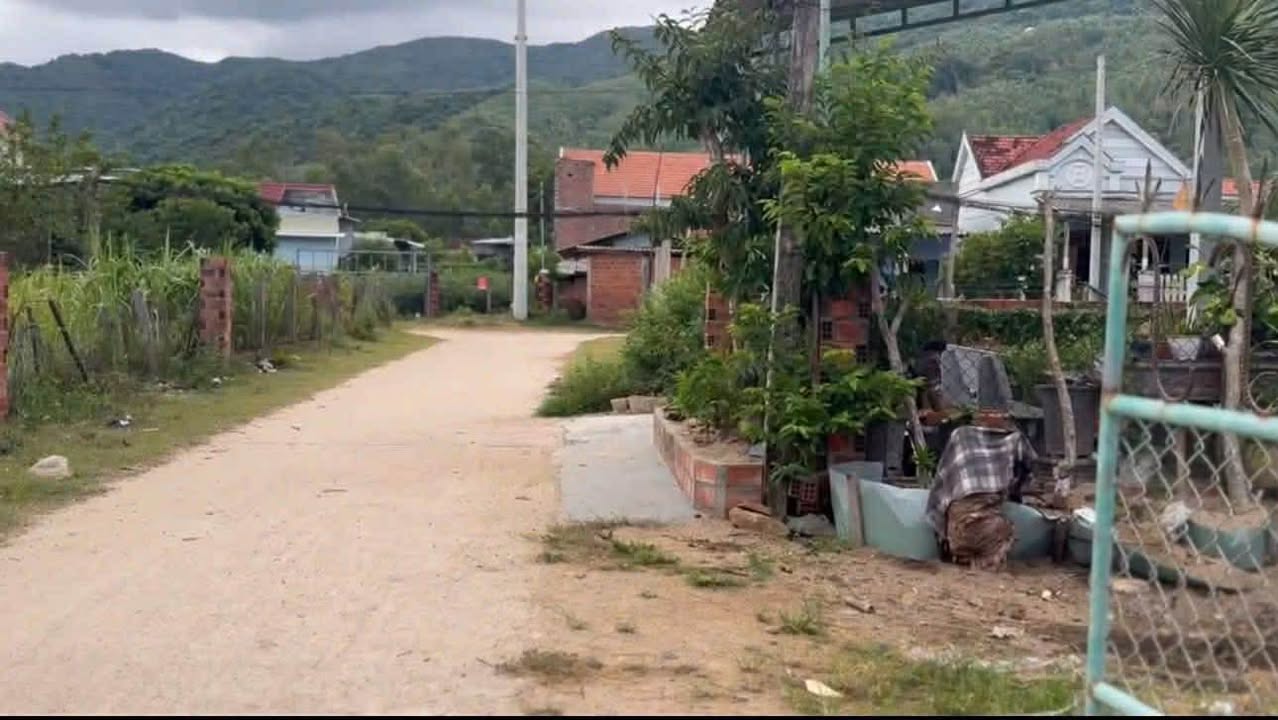 Đất thổ cư Chánh Thắng, Cát Tiến 180m² giá 600 triệu - Tặng nhà cấp 4 kiểu homestay!