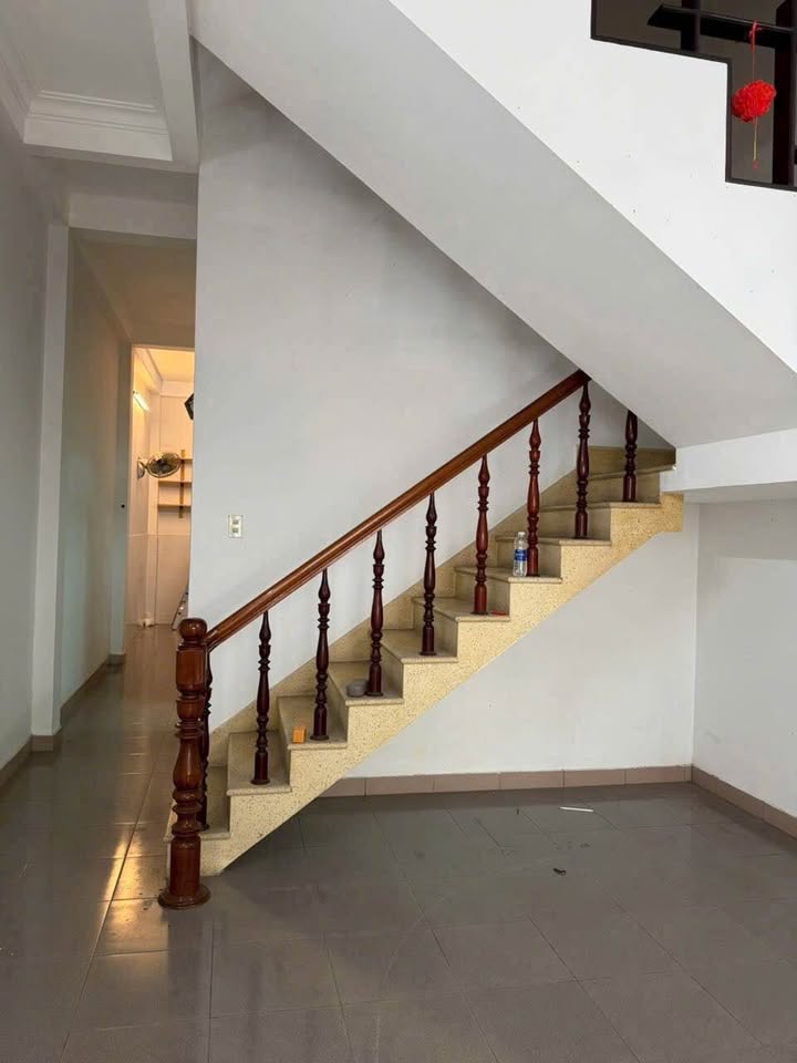 Nhà nguyên căn 3 tầng Hẻm 2 ô tô Bắc Sơn, Vĩnh Hải, Nha Trang giá 12 triệu - Gần Bãi tắm Hòn Chồng!