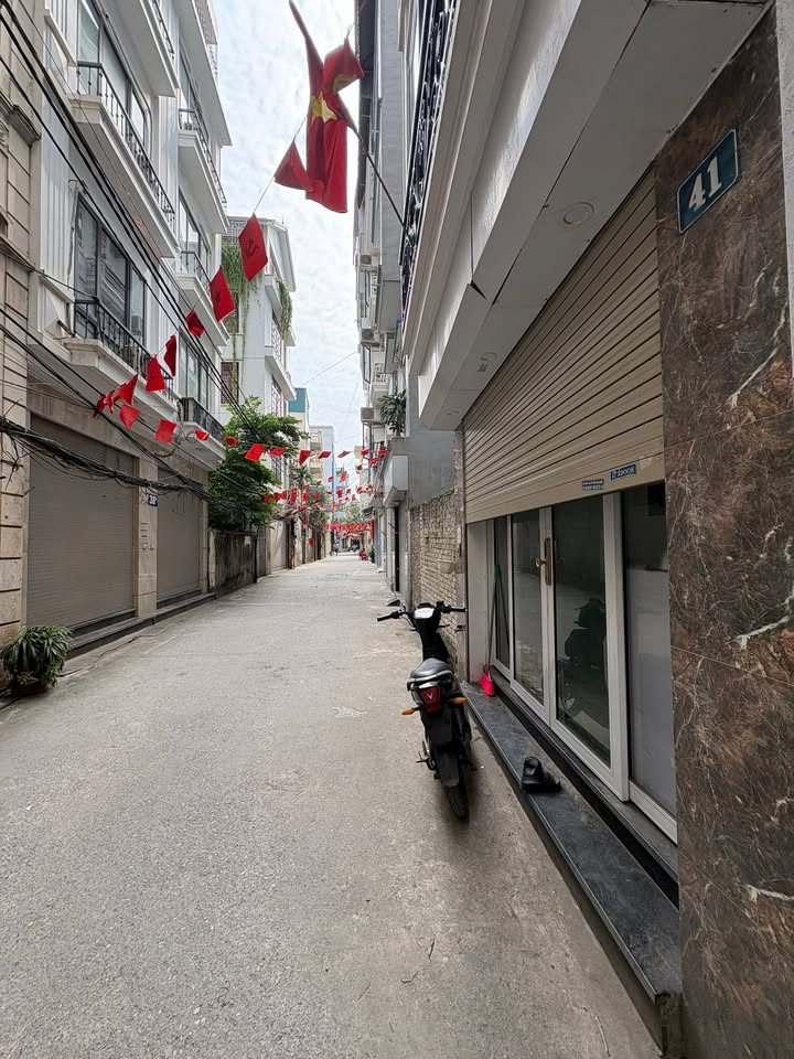 Đất lô góc Định Công 41m² giá 7 tỷ - Khu dân cư đông đúc, tiện ích đầy đủ!