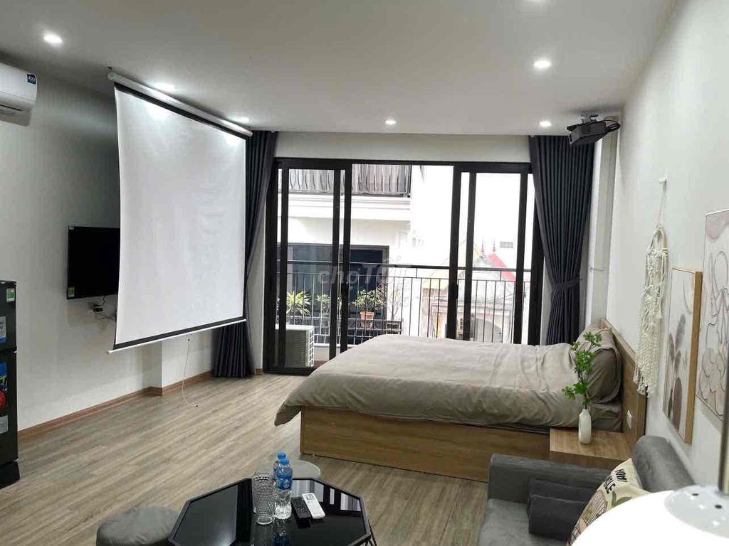 Cho thuê studio 45m² phố Lạc Long Quân giá chỉ 7 triệu - Nội thất hiện đại, view Hồ Tây