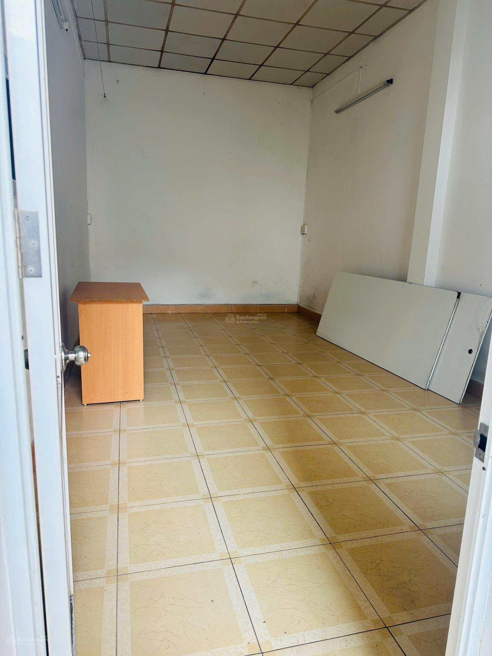 Nhà riêng 2 tầng Đường Láng 56m² giá 9 triệu - Sân để xe rộng rãi