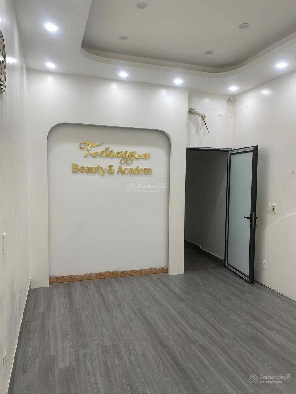 Nhà mặt phố Chùa Hàng 32m² giá 10 triệu - Phù hợp vừa ở vừa kinh doanh!