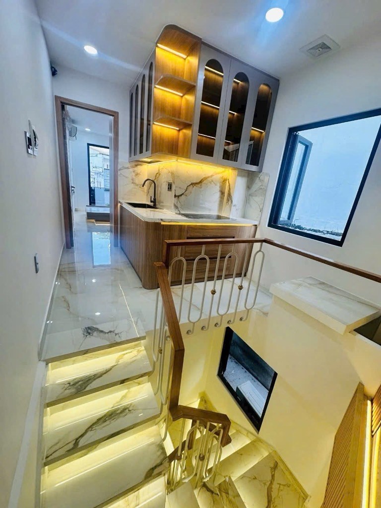 Nhà 3 tầng mặt tiền trung tâm Q10 - 24m² giá 6.5 tỷ - Kinh doanh sầm uất!