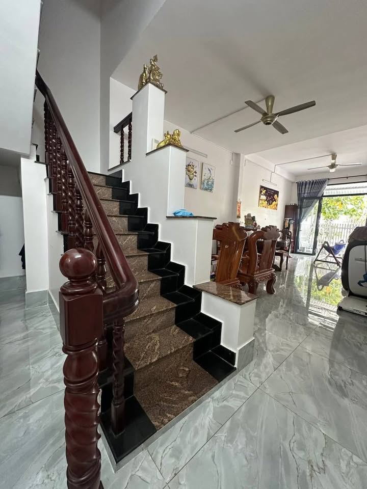 Nhà 1 trệt 2 lầu tại Bình Khánh, Long Xuyên - Giá thỏa thuận, thiết kế hiện đại!