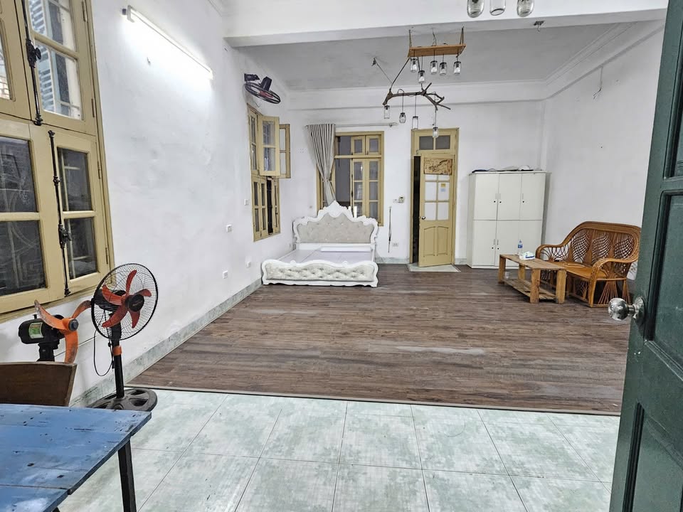 Nhà nhỏ cho thuê tại 178 Lạc Long Quân, 40m² - Ban công rộng thoáng, ánh sáng tự nhiên!