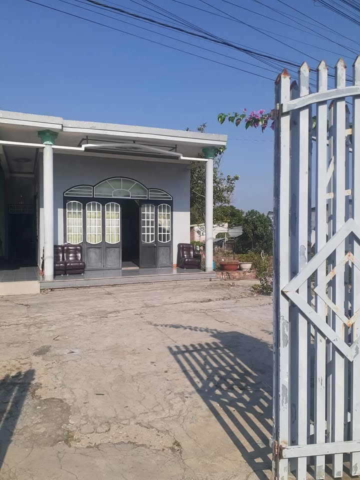 Nhà mặt tiền Phạm Văn Đồng, Thị Trấn Krông Kmar, 1078m² giá 1.9 tỷ - Cơ hội đầu tư hấp dẫn!