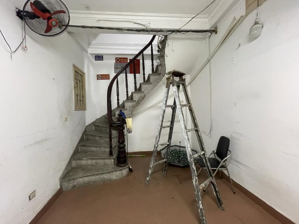 Nhà mặt phố Nguyễn Công Trứ, quận Hai Bà Trưng 15m² - Kinh doanh sầm uất, vỉa hè rộng thoáng!