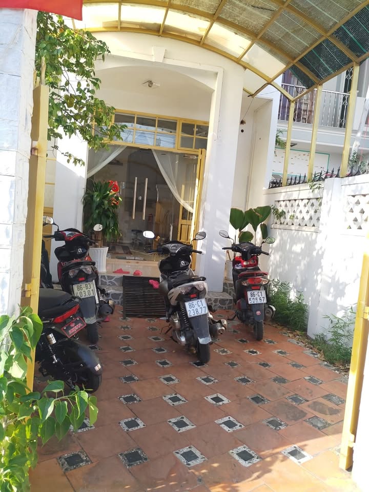 Nhà mặt tiền kinh doanh đường Nguyễn Tương 100m² giá 11 triệu - Sẵn sàng kinh doanh ngay!