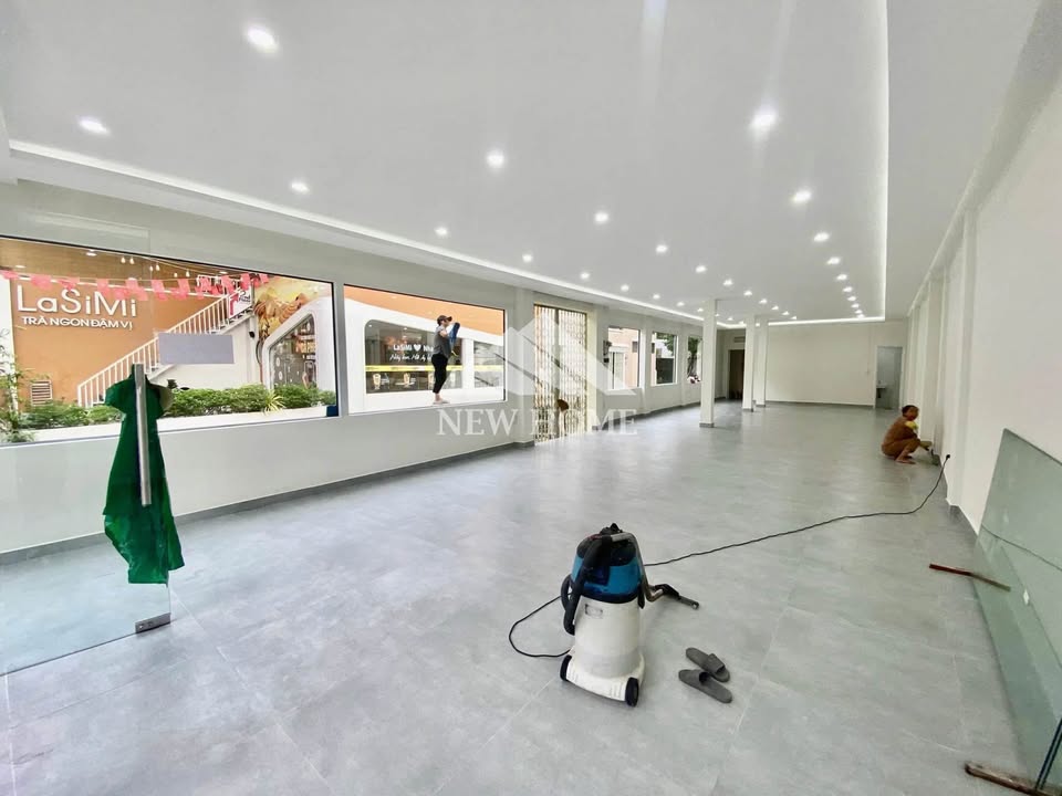 Nhà lô góc cho thuê 2 tầng tại Nguyễn Thị Minh Khai 65 triệu - Mặt tiền đẹp, không gian rộng rãi!