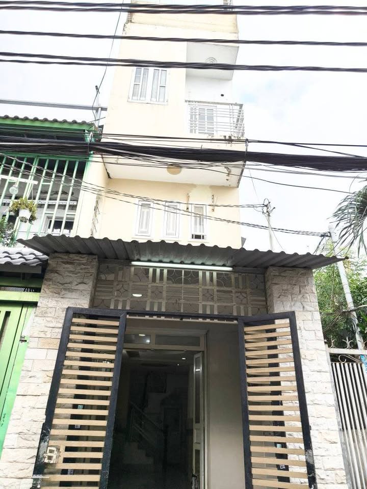 Nhà 3 lầu đường Hoài Thanh, Quận 8, 34m² giá 4.25 tỷ - Hẻm xe hơi thông thoáng