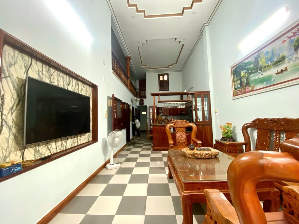 Nhà nguyên căn Châu Văn Liêm 100m² giá 11 triệu - Nội thất gỗ đẹp, sẵn sàng vào ở!