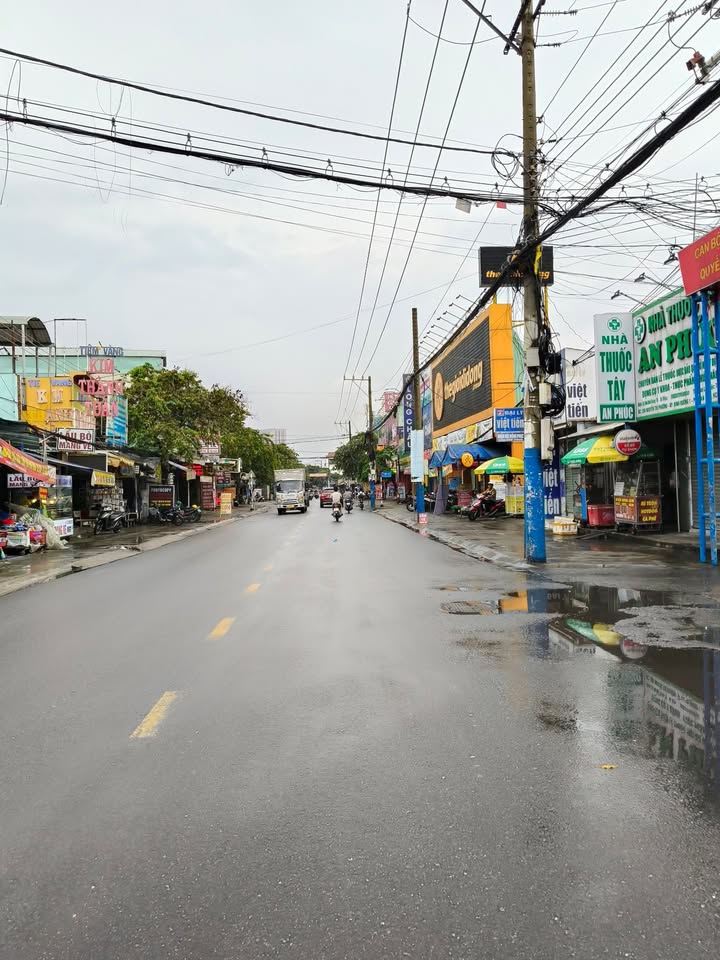 Nhà mặt tiền Nguyễn Tri Phương Dĩ An 255m² giá 14 tỷ - Đầu tư sinh lời hấp dẫn!