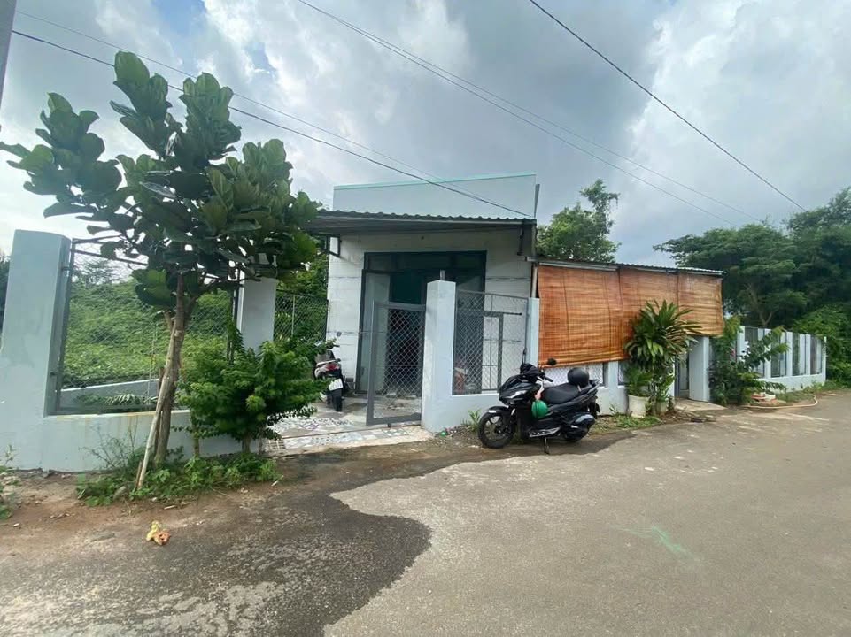 Nhà Long Phước 122m² giá 1.1 tỷ - Không gian sống thoải mái, giá tốt!