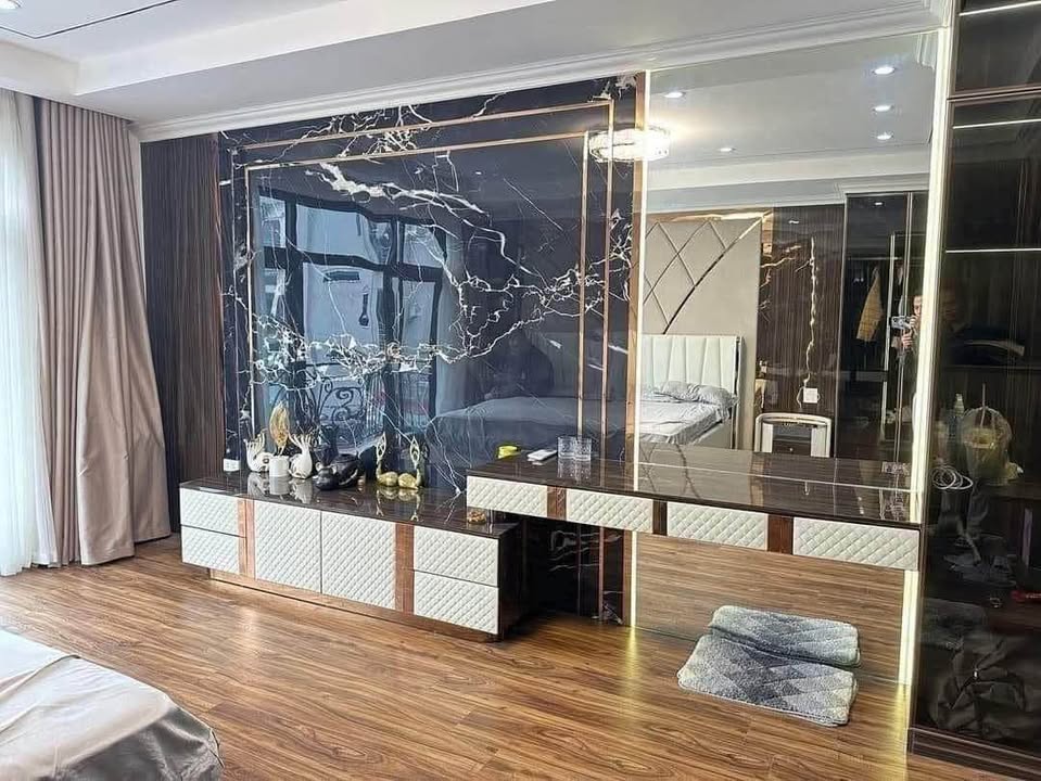 Căn hộ 3 phòng ngủ tòa R1 Royal City, 136m² - Full nội thất, giá tốt!