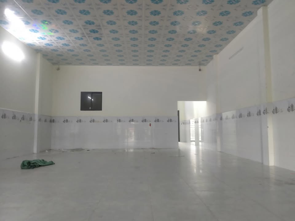 Kho cho thuê mặt tiền Đông Hòa 230m² giá 20 triệu - Không gian rộng rãi, tiện lợi!
