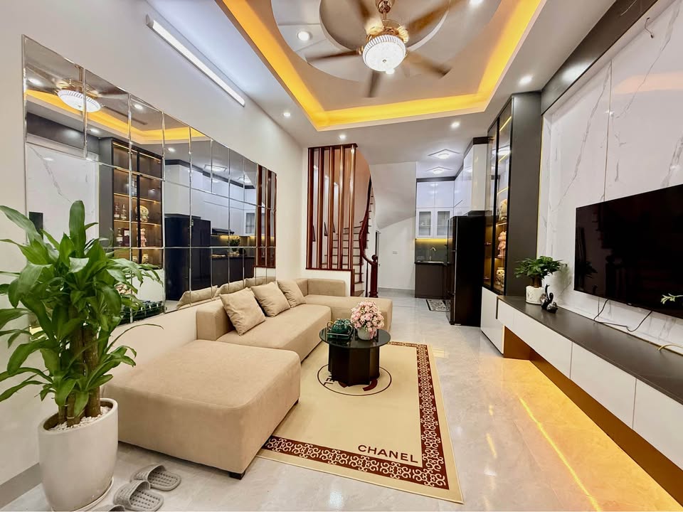 Nhà 5 tầng Kim Giang 34m² - Ngõ thông, ô tô gần nhà!