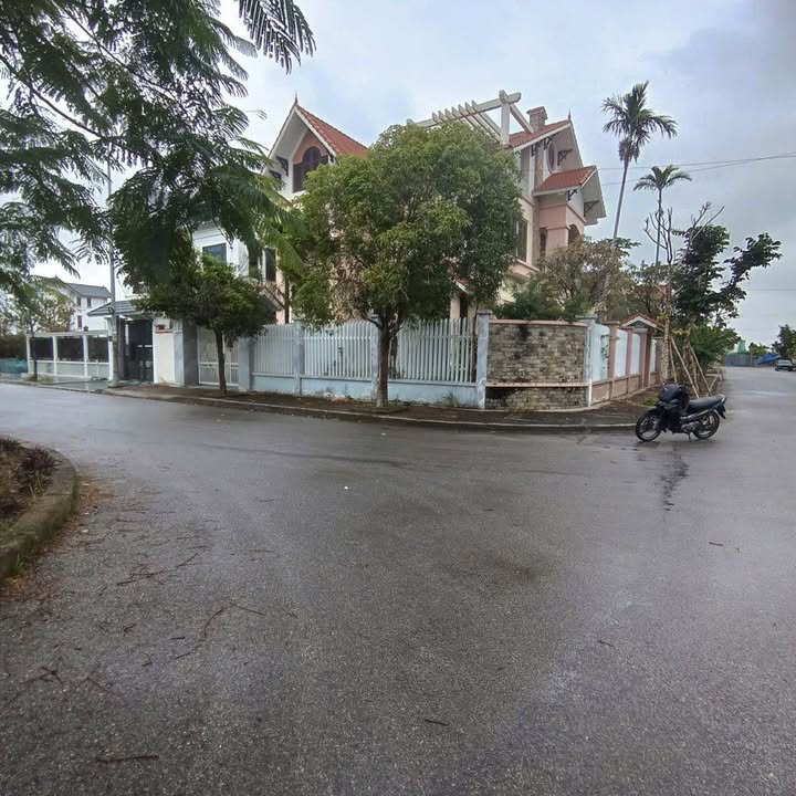 Biệt thự 3 mặt tiền tại Anh Dũng 640m² giá 28 triệu - Không gian sống sang trọng!