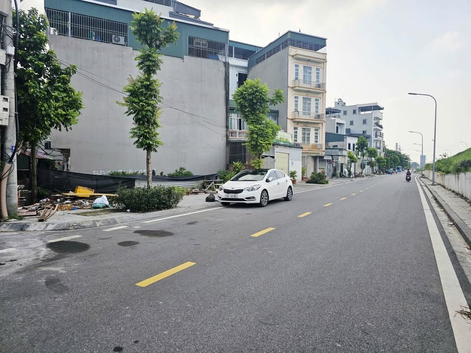 Đất Giang Biên 50m² giá 8 tỷ - Vỉa hè rộng, ô tô tránh nhau thoải mái!