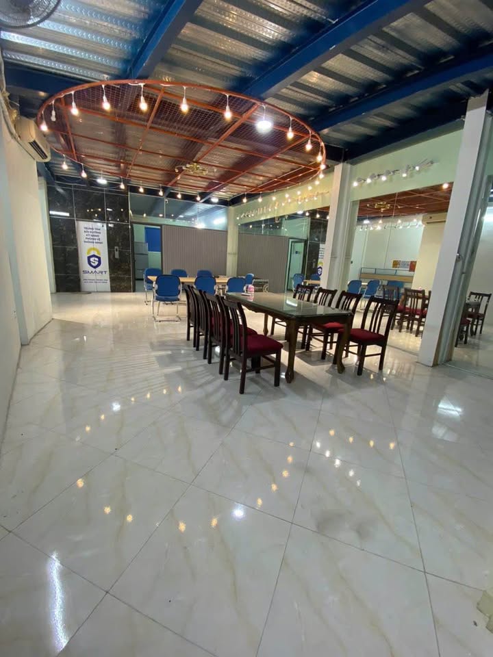 Cho thuê văn phòng tại Nguyễn Văn Cừ 150m² giá 18 triệu - Thiết kế hiện đại, sẵn sàng vào làm việc!